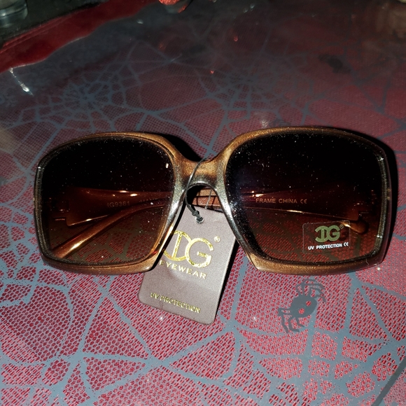 NWT 🤎Beautiful Brown Designer Sunglasses With UV Protection by DG🤎 - Picture 10 of 11